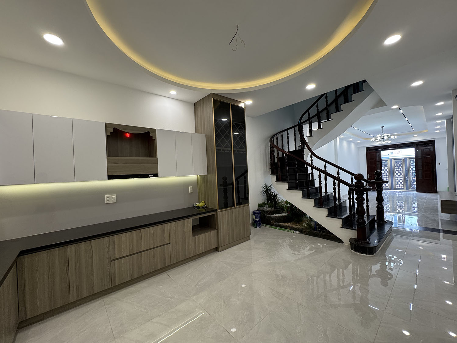 Nhà phố 3lầu (4,05m x 22,5m) có sân đổ ôtô, thiết bị ccấp khu kdoanh Nguyễn Thượng Hiền gần BOTANIC